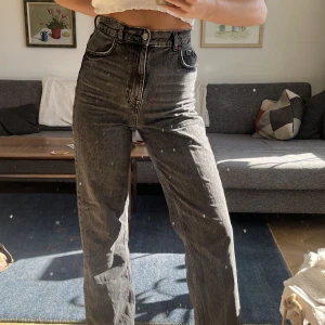 Jeans - svarta jeans från zara. super lång. Jag är 176 och de passar perfekt