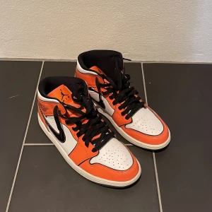 Air Jordan 1 Mid ”Turf orange” - Skorna är inte särkilt använda och i bra. Priset går att diskutera. (Finns varken kvitto eller Låda).