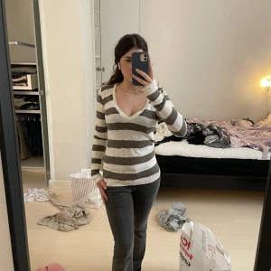 Långärmad tröja - En randig långärmad tröja som är väldigt fin. Det är 100% bomull så den är väldigt skön att ha på sig.