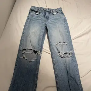 Snygga jeans med hål  Storlek 36  70kr Köpt för 399 