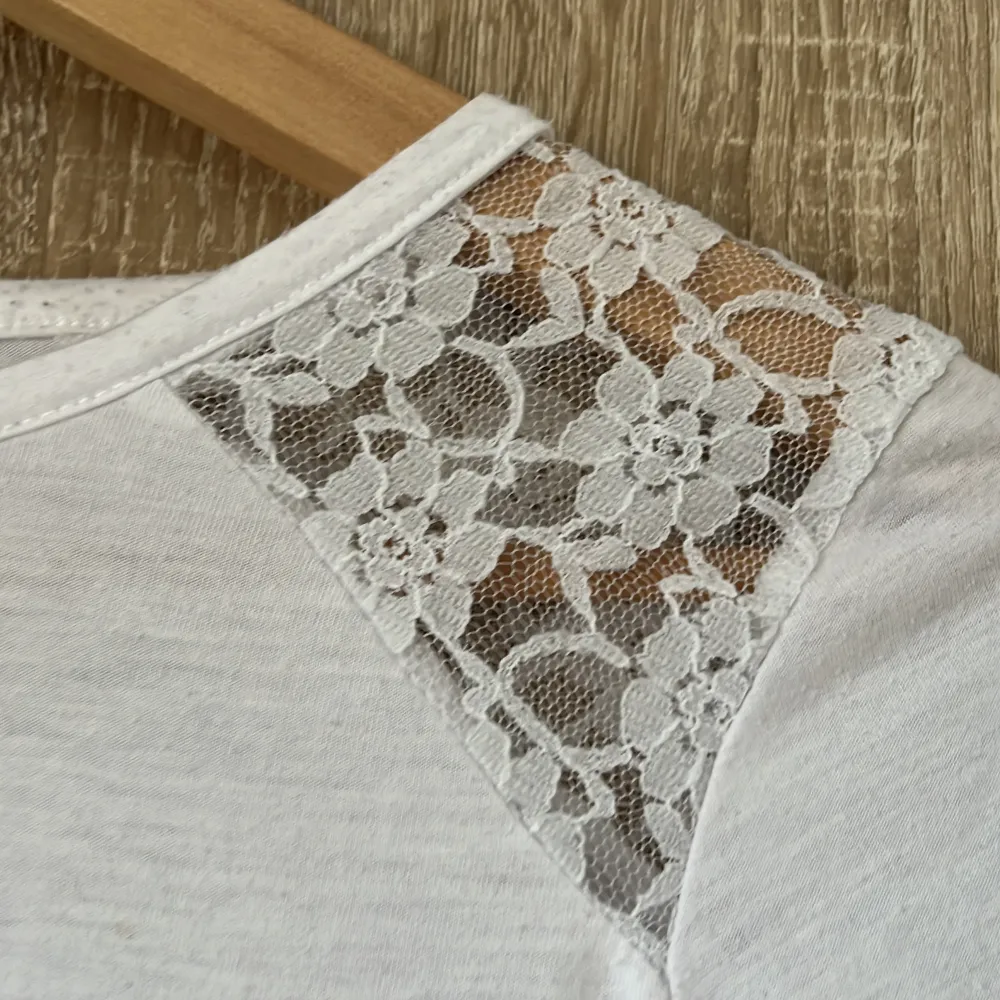 Säljer denna basic tröja med fint mönster på axlarna från Cubus i storlek XS💕Tröjan är lite nopprig men det märks bara på nära håll, hör av dig vid frågor 💕. Tröjor & Koftor.