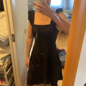 Klänning! - Skön klänning! Jätte fin men säljer den nu för att jag har många liknande! Kan knytas både fram i midjan och bak i ryggen! Fin sommarklänning!😍💕