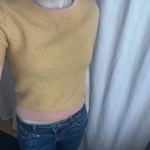 Kortärmad stickad tröja - Superfin stickad tröja som är gul/ orange med rosa kanter. Sitter jättebra på mig som normalt har storlek S. Supersnygg och bekväm i ull. 🌼