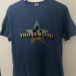 Zara tröja  - Cool ”vintage” T-shirt från ZARA. Finns ej kvar i butik. Knappt aldrig använd. Pris går att diskuteras och mer bilder vid begäran!