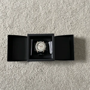 Omega x swatch - Omega x swatch Jupiter.  Cod:10/10 Färg:svart/beige