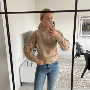 En beige stickad tröja från IVYREVEL med en liiiite tajtare passform och boxigare ärmar. Så snygg till ett par jeans eller läderbyxor eller kostymbyxor.  Knappt användning säljes då den bara hänger i garderoben.   Nypris cirka 300/350