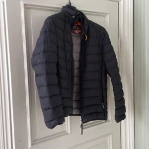 Parajumper jacka  - Säljer min parajumper jacka på grund ut av att jag aldrig använder den längre. Tyvärr så har den ett litet hål vid ena armhålan men inget som man värken ser eller tänker på. Köpte den på johnells (kvitto finns)  Pris kan diskuteras 