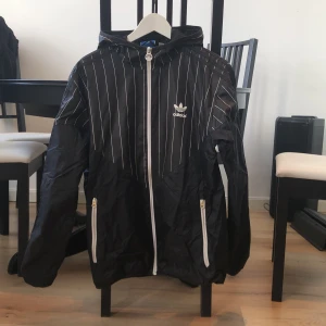 Adidas jacka - Använd men inga fel på den