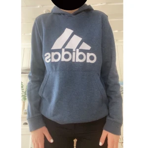 Adidas hoddie - Jättefin adidas hoddie från stadium! Säljer pga att den är för liten för mig. Bara använt några gånger så den är i väldigt fint skick💕