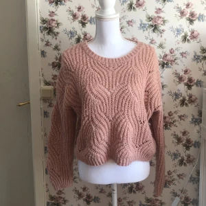 Stickad tröja - Rosa stickad tröja från ONLY med fint mönster 