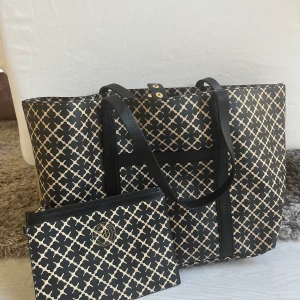 Malene Birger väska - Malene Birger väska + liten plånbok  Mått: 48 x 28 x 12.5cm  Utsidan är i gott skick, insidan har slitage/fläckar. 