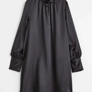 Klänning - Säljer denna fina klänningen i storlek S men passar äveb M! Använd en gång.