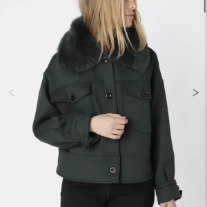 Meotine jacka  - Slutsåld grön Meotine jacka i storlek XS/S, lite oversized trots minsta storlek. Kan tänka mig att byta mot någon annan meotine i annan färg eller annan modell.