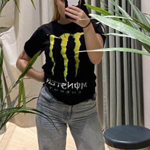 Svart T-shirt med monster-loggan tryckt på, använt skick! 