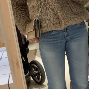 Lågmidjade jeans!  - Säljer dessa supersnygga lågmidjade jeans från hm! De är i storlek 32! Skriv vid intresse! 