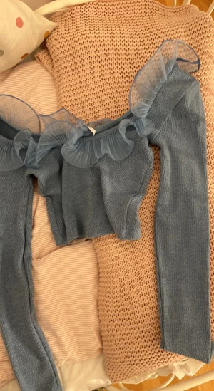 Söt topp zara!  - Säljer denna söta volangtopp från zara! Perfekt för fest! Knappt använd och i storlek S. Skriv vid intresse! 