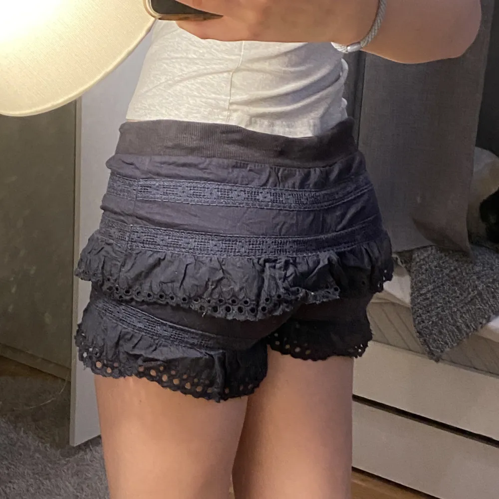 Mini kjol med volanger och inbyggda shorts. Kjolar.