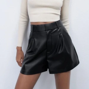 Zara skinn shorts, oanvända - Trendiga zara skinn shorts storlek S❤️oanvända med prislapp kvar!