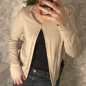 Beige cardigan - Beige cardigan från h&m i storlek M! 