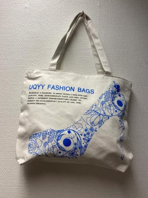 Tyg Väska  - Stlk ca 40*32.50*8.50 cm 99kr/st frakt 49kr