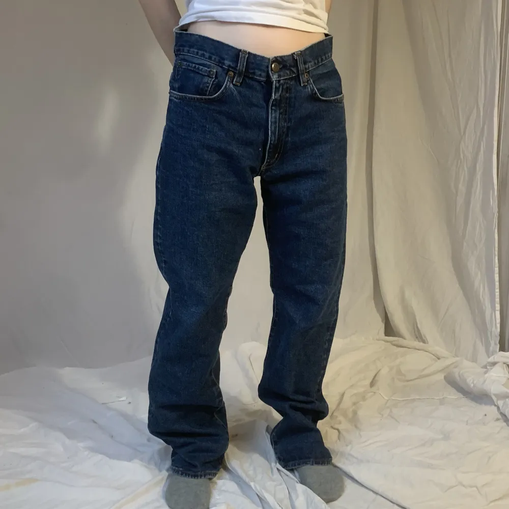 Baggy jeans, midja-82cm😊 innerbenet-78cm . Jeans & Byxor.