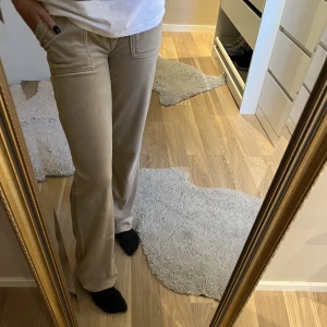 Juicy couture byxor - Jag säljer mina juicy couture byxor i färgen Taupe som är som helt nya!  🙌 De är i storlek xxs o köpta på raglady i Göteborg!❤️anledningen till varför jag säljer de är för att jag inte tycker de passsr så bra på mig! Skriv privat för mer information❤️❤️