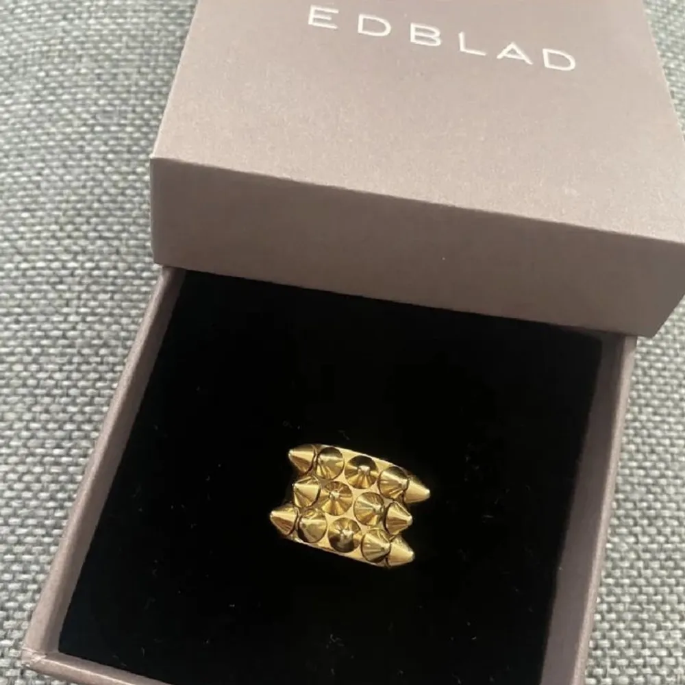 Säljer denna fina Edblad ringen i guld nypris 399kr säljer för 250kr💕. Accessoarer.