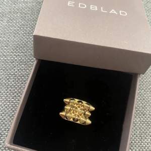Säljer denna fina Edblad ringen i guld nypris 399kr säljer för 250kr💕