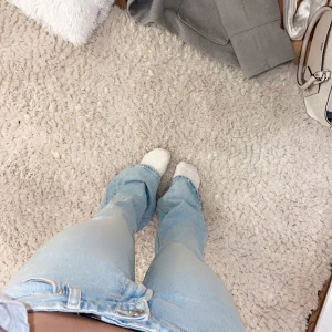 blåa lågmidjade bootcut jeans  - as balla jeans från zara, storlek 38 men sitter som en 36 (själv är jag en 36) helt nya samt inga defekter🤍