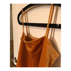 Orange velourtop - Fin top i velourmaterial! Orange / guldig ❤️‍🔥