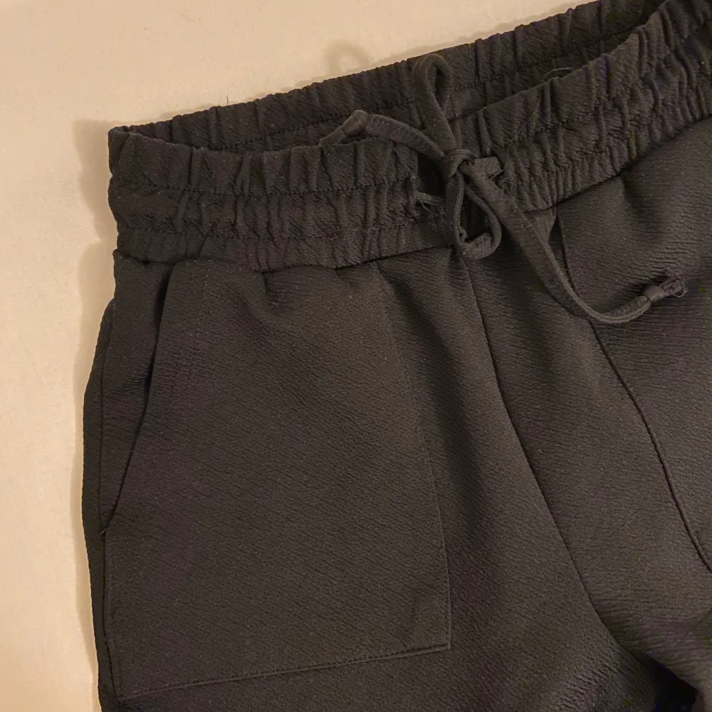 Svarta cargobyxor i mjukis material från Gina Tricot. Jeans & Byxor.