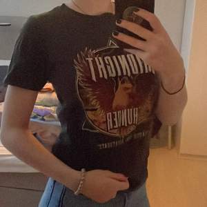 Snygg svart t-shirt med tryck, använd fåtal gånger. Jätte fint skick.