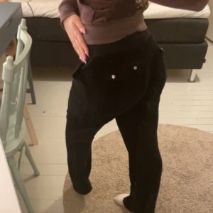 Svarta juicybyxor  - Nästan nya svarta juicybyxor i strl 12-13 men  motsvarar ish strl S. Äkta men köpta på kbs så är alltså barnstorlek. Passar mig som är 160. Öppen för byte med bruna juicybyxor i strl S. Köparen står för frakten❤️