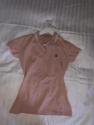 Moncler tröja - Hej! Säljer moncler pikétröja. Köpt på NK Stl 14 år Hör av er!!