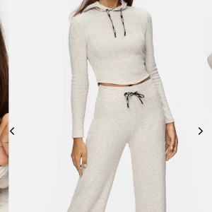 Stronger Cush set - Säljer ett oanvänt Cush set från stronger. Nypris är 1500 kr men säljer för 1200 kr. Byxorna är stl S.  Hoodien är stl M men känns mer som en S. 