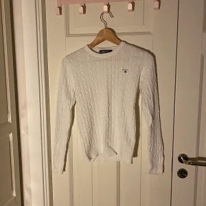 Vit ribbstickad gant tröja - Säljer min fina vita ribbstickade gant tröja i storlek S då den inte kommer till användning längre! Originalpris lite över 1000kr men säljer för 290kr! Kontakta mig vit intresse, TRYCK EJ PÅ KÖP DIREKT!!!😊💕