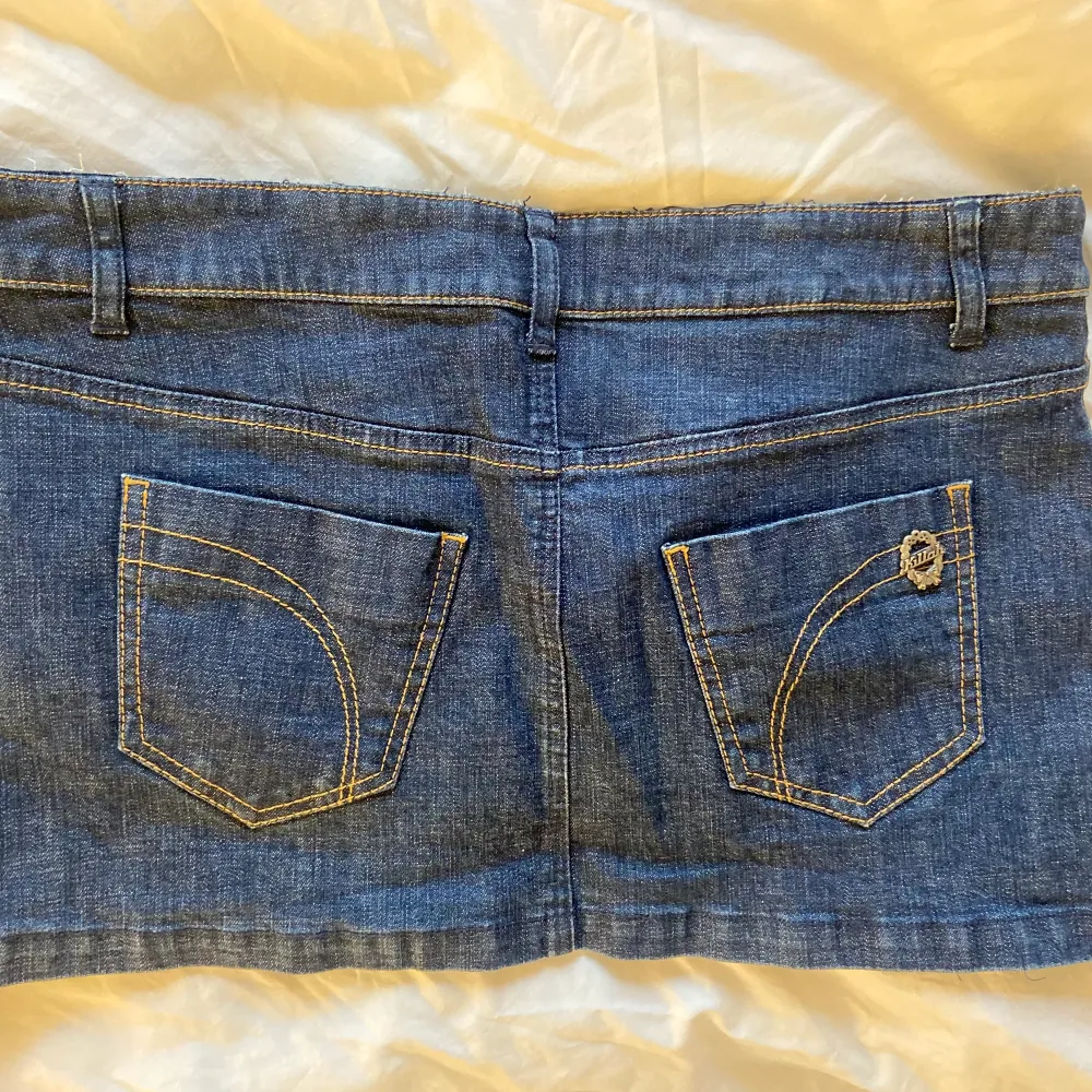 Jeanskjol jag köpte secondhand men sedan inte fått användning av då den är lite stor. Ganska kort i modellen och den sitter lågmidjat. Skulle säga att den passar M bäst men hör av er så skickar jag mått 😜 priset är diskuterbart!. Kjolar.