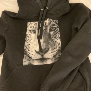 The cooler elephant hoodie - Godmorgon från the cooler elephant som är i nyskick och endast använda ca två gånger då det är för liten för mig. Priset går att förhandla:) nypris 599kr