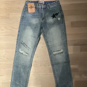 Rep Bape Jeans i heltt nytt skick, säljer för de var för små för mig. De är i storlek M men sitter som S och är skinny. Kontakta mig vid yttligare frågor eller fler frågor📧