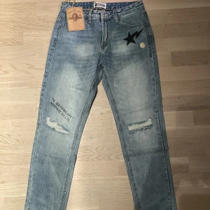 Bape Jeans - Rep Bape Jeans i heltt nytt skick, säljer för de var för små för mig. De är i storlek M men sitter som S och är skinny. Kontakta mig vid yttligare frågor eller fler frågor📧