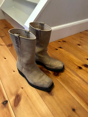 Our legacy boots - Dags att sälja mina our legacy boots då dom var för små. Dom är i storlek 43 o sitter som 44. Har boxen till dom men inget annat. Dom är också impregnerade så dom klarar sig i regnet. Vid fler frågor så hör av er🙌