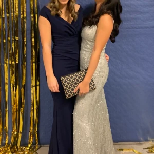 Silvrig långklänning    - Superfin långklänning med glitter i silver. Använd en kväll så i princip ny🤍🤍 nypris 1000kr