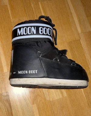 Moonboots super fina - Säljer ett par super fina moon boot strl 35-38. Fraktkostnad 66:- använda enstaka gång!  