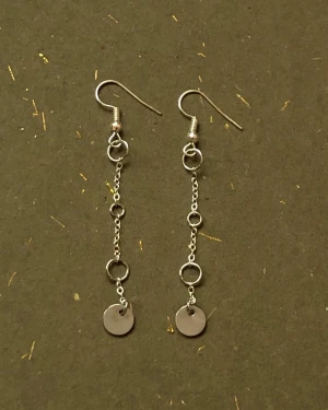 Örhängen  - Silvriga örhängen, frakten är 20kr