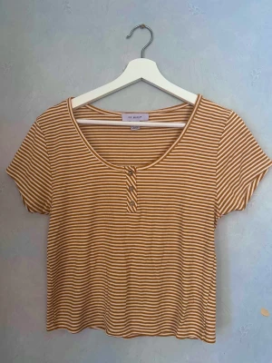 Randig Topp - Så fin randig topp från primark! Storlek M men passar mig som vanligtvis bär xs/s. Stretchigt och skönt material! Skriv prickat för bild på!🫶🏼💋