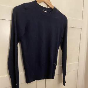Säljer denna marinblåa tröjan från Holly whyte by Lindex. Den har guldiga knappar längst ut i ärmarna. Storlek xs. Super fint skick och endast använd fåtal gånger. Skriv i dm för fler bilder.🥰