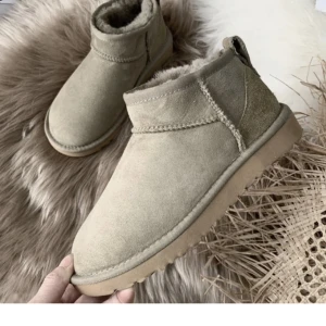 Miniuggs liknande skor💞 - Säljer dessa mini uggsliknande skor, supertrendiga och sköna skor!😍det är storlek 40 men passar mig som har storlek 38 på skor och de är helt nya❤️