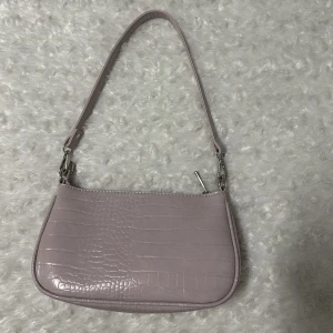Baguette väska - Jättesöt ljuslila väska som inte kommit till användning, använd max 5 tillfällen så den är som ny!