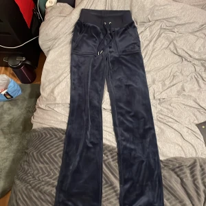 Juicy byxor - Säljer mina marin/mörkblåa juicy couture byxor eftersom jag inte använder dom mycket mer och dom är lite för stora, det är inget som gått sönder eller förstört dom. ( tvättas innan skickning) 