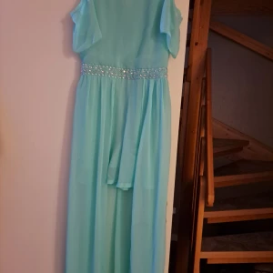 Byxdress med shorts - Byxdress med shorts och skäp bak jättefin:) knappt använd i stl 158/164